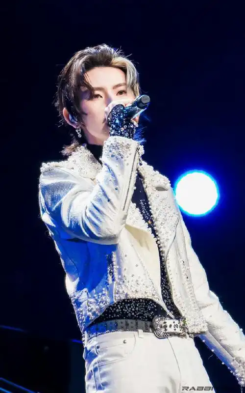 郎朗音乐会嘉宾是小鬼##小鬼今晚白马王子即视感##小鬼新歌没有牡的