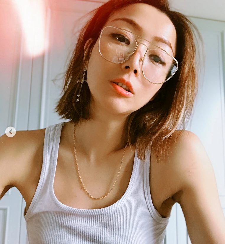 组图郑秀文穿白色背心玩自拍俏皮咬手指身材骨感迷人