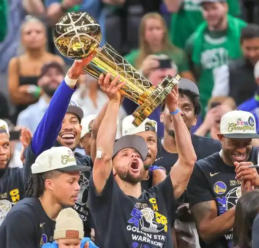 篮球——nba总决赛:勇士队夺冠_勇士队夺得nba总冠军_比赛_库里