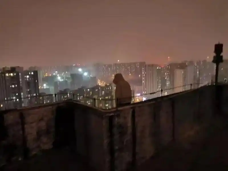 生死瞬间34楼楼顶奋力一抱