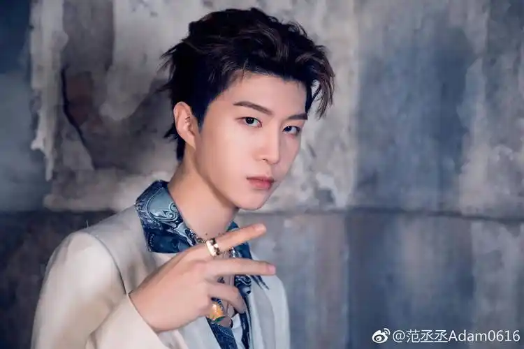 范丞丞新剧扮相获赞,终摆脱"靠姐上位"标签,"师生恋"惹争议