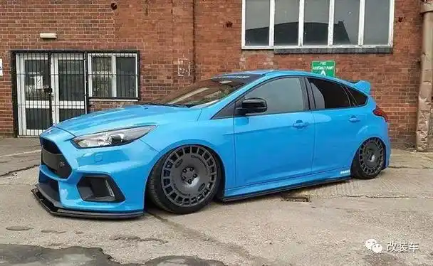 福特福克斯rs改装迷彩车衣后展示出浓浓的拉力魂