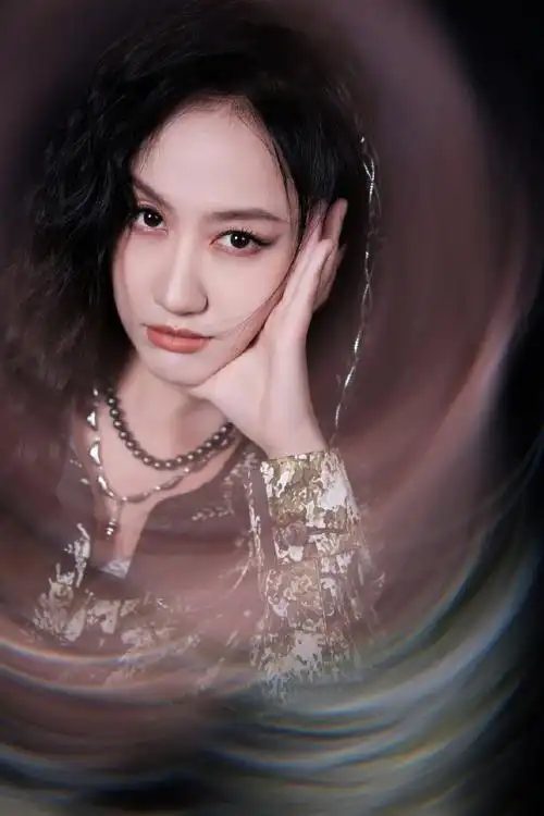 陈粒超话所谓纷扰困兽 全化作耳旁风#keepin me alive 雪碧酷光灯演唱