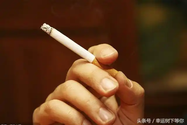 心理测试从男人拿烟方式看他真实性情测测你找对男人了吗