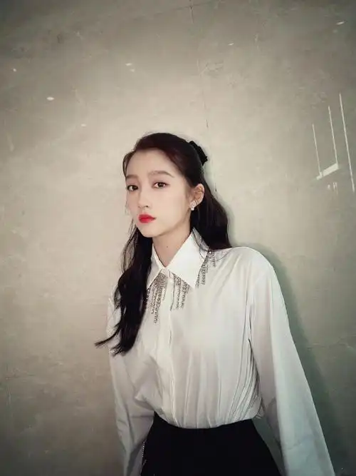 关晓彤白衬衫短裙温柔甜美尽显清纯校园学姐范儿