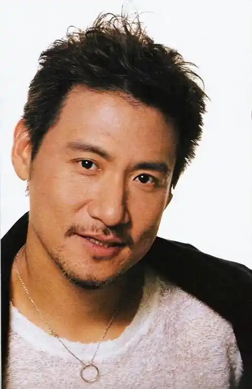 "歌神"张学友:唱歌遭淘汰,从打工仔到天王,他的人生堪称传奇_比赛