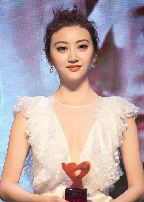 景甜这种脸型是不是叫"钻石型"又或者叫"甜筒型"