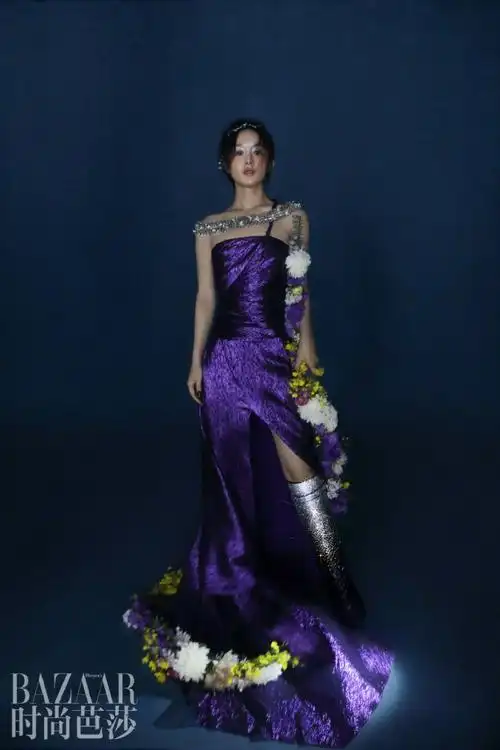 赵丽颖雪祭司神女妆#赵丽颖登《时尚芭莎》封面大片,神秘优雅的"暗夜