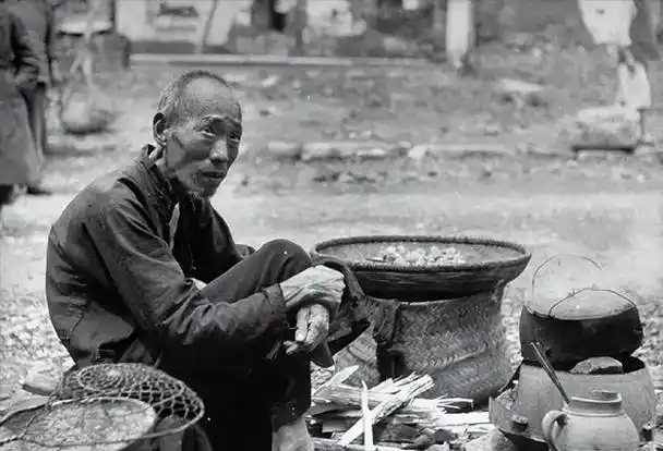 旧社会老照片:有人穿不起裤子,街头随处都是乞丐