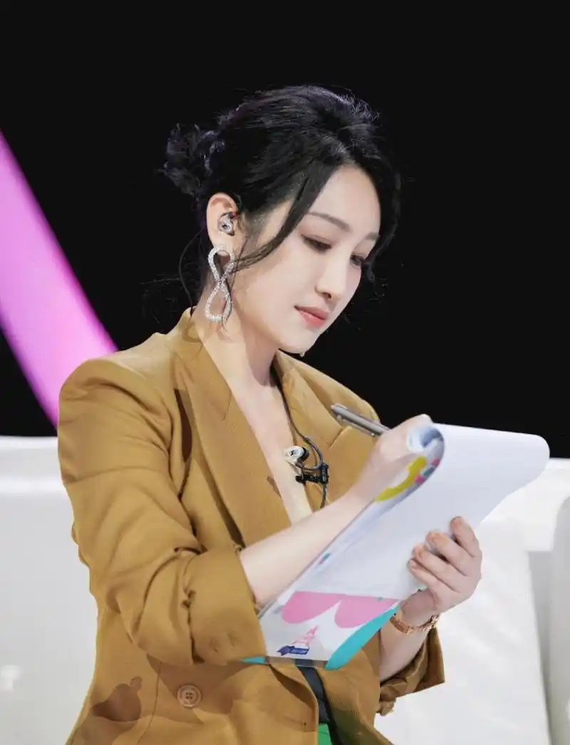 秦海璐高开叉绿裙性感综艺图片