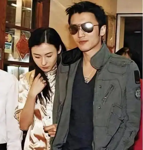 别看谢霆锋一出生就是富二代,他的妈妈还是他爹谢贤的第二任老婆呢