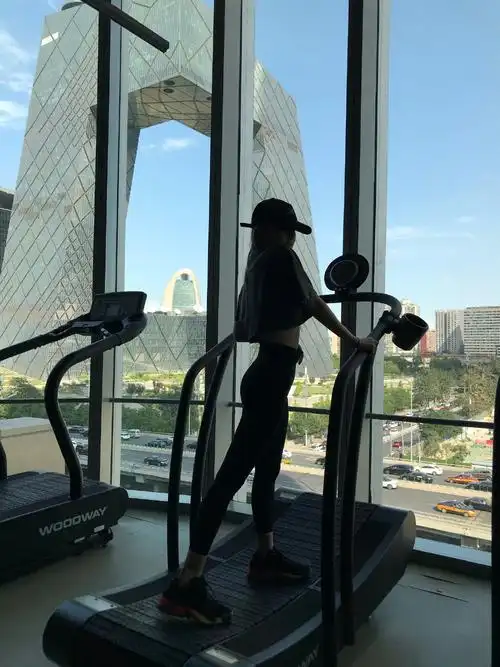 照片中的她身穿运动长裤秀出又细又长的腿,戴搏击手套搞怪出镜,看来