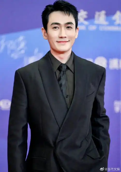 朱一龙领带又歪了#朱一龙这次西装造型还是很帅啊,有那种贵公子的