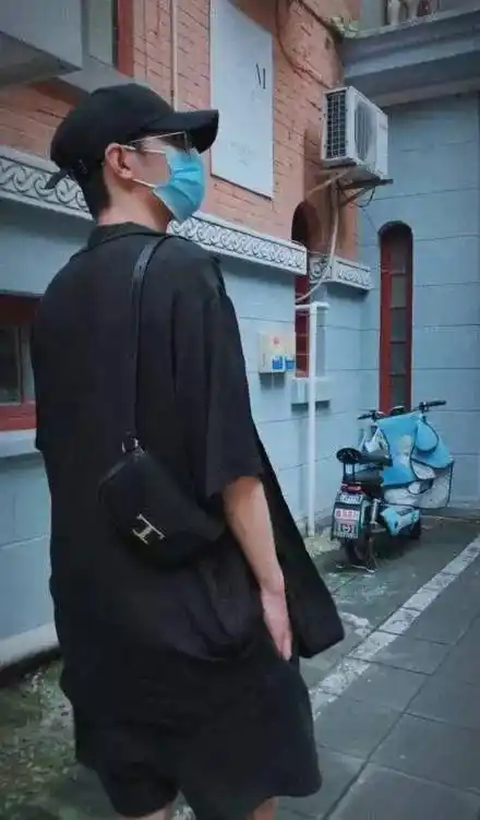 肖战背影合集:你追世界,我们追随你的背影_守护_故事_可靠的