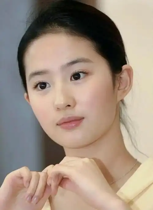 18岁的刘亦菲真清纯!20年过去依旧精致动人 美貌就从没有瓶颈期