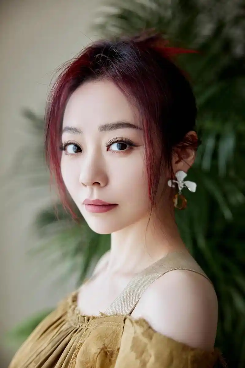 张靓颖清新写真壁纸,自然之美尽收眼底.