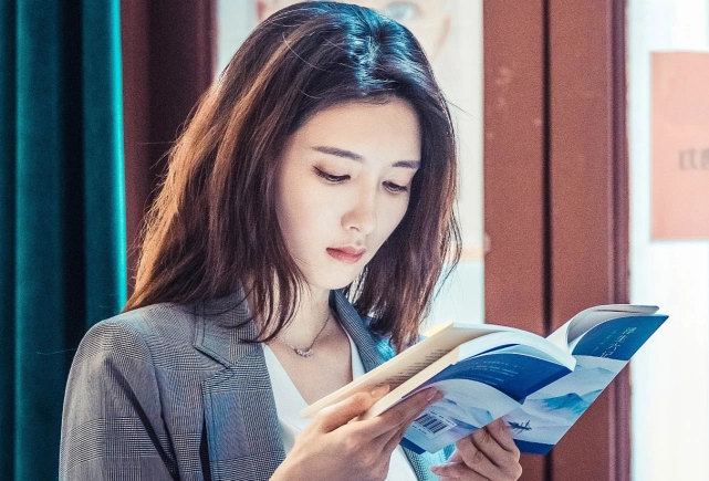 江疏影新剧《三十而已》杀青,剧照被传出后,网友:太a了