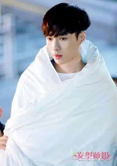 男艺人张艺兴两边剃头发 求婚大作战锅盖头发型展开(4)