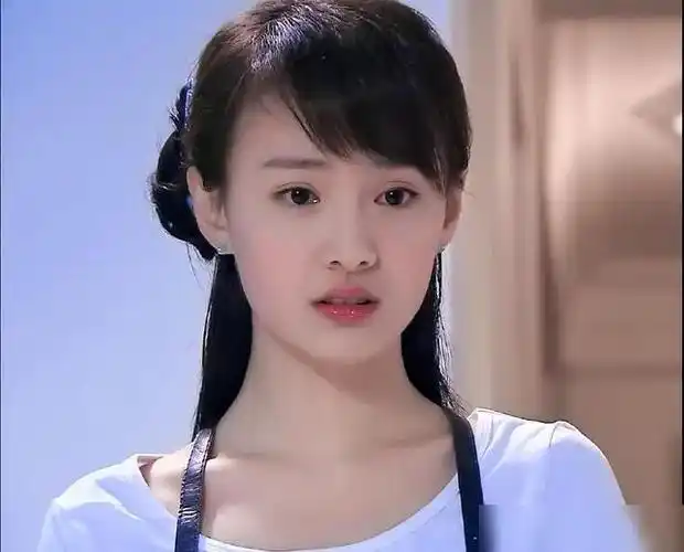 其实,早期郑爽刚出道时脸型和五官都没有现在精致,还略带一些婴儿肥