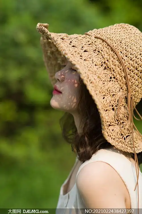 头戴编织帽的美女人物侧面摄影原片