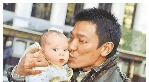 刘德华亲了一个婴儿,没想到长大后却把他"踢"下神坛_谢霆锋_香港_孩子