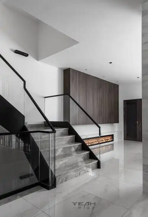楼梯楼梯台阶使用灰色水墨瓷砖,漫步其间,似乎在水墨古画中行进,又