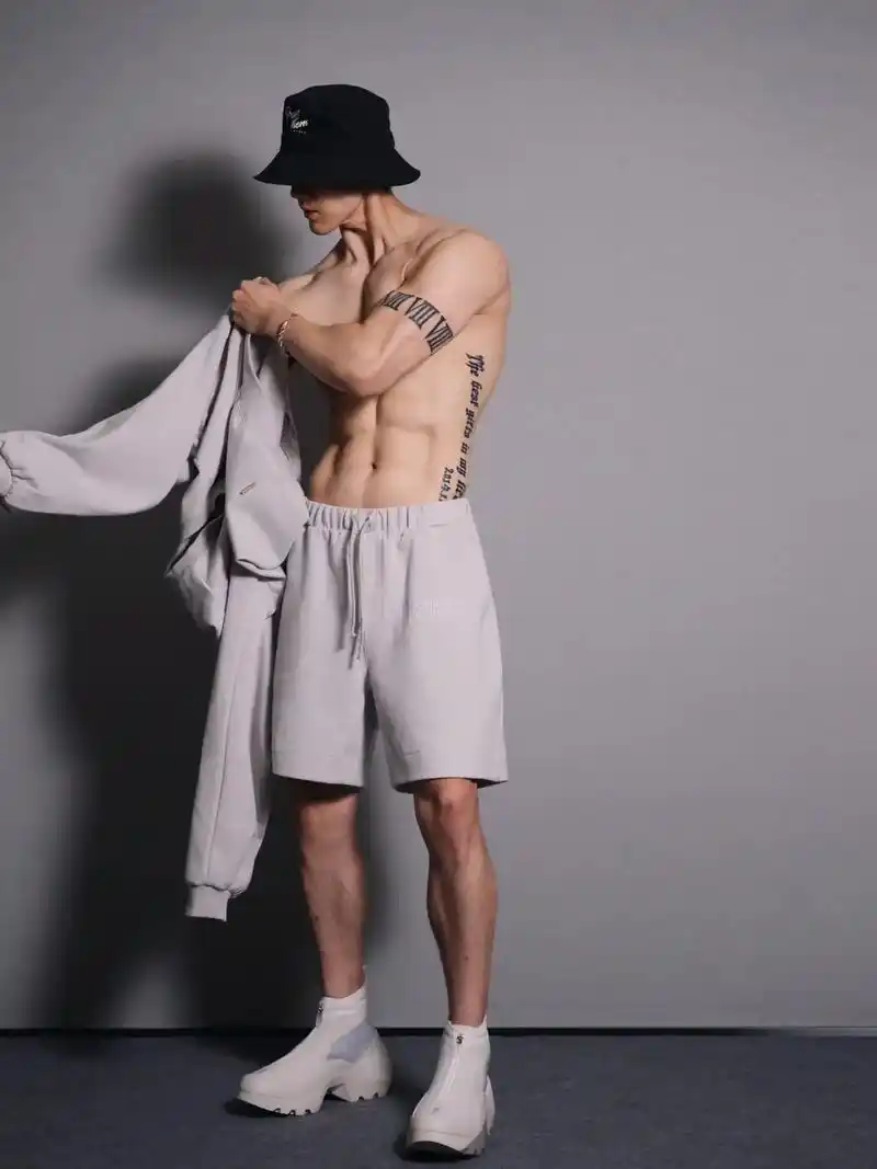 卫衣穿搭|differentriver.#男生穿搭 #腹肌# - 抖音