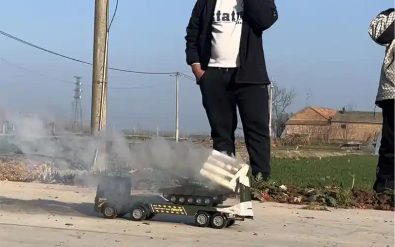 看我们今天做的火箭筒战车