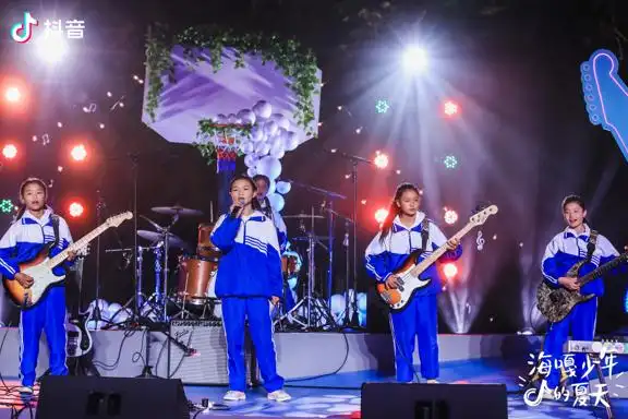 抖音为海嘎小学举办演唱会观众超15个鸟巢
