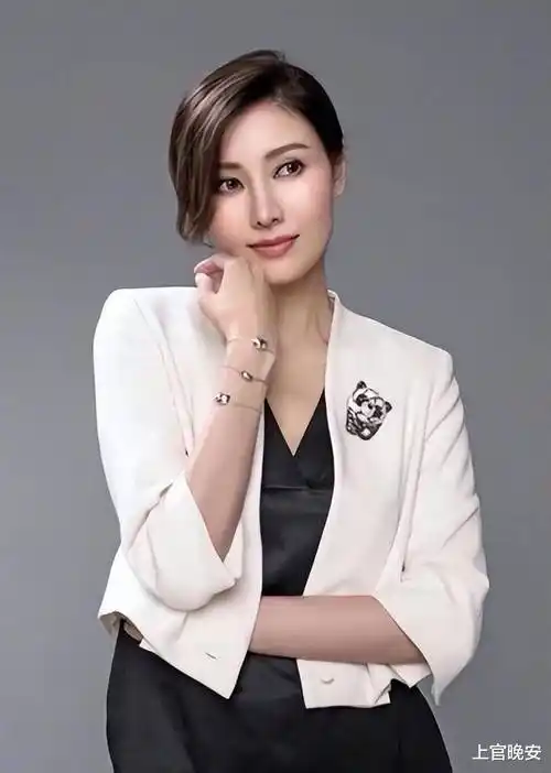 "颜值天花板,审美地下室",李嘉欣的百万阔太装,穿成了地摊货_衣服