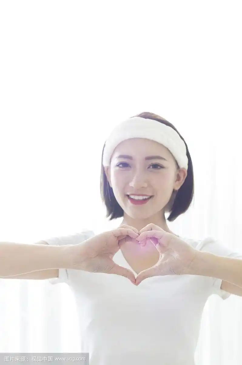 年轻女人用手比出爱心