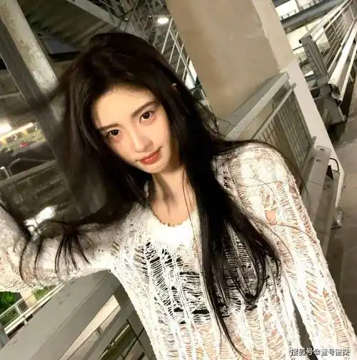 一场泼水游戏,玩嗨的胡歌,黑脸的王俊凯,让我看到了两者的差别