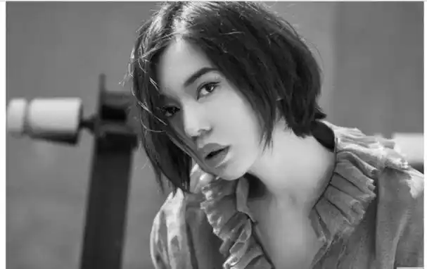 余男优雅粉唇配上帅气短发,尽显成熟知性美