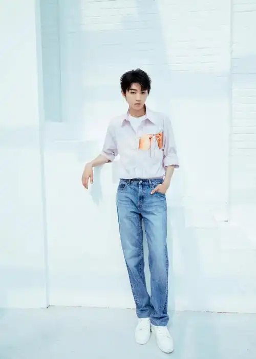 王俊凯新造型条纹衬衫77牛仔裤,小白鞋,清爽大帅哥@tfboys-王俊凯