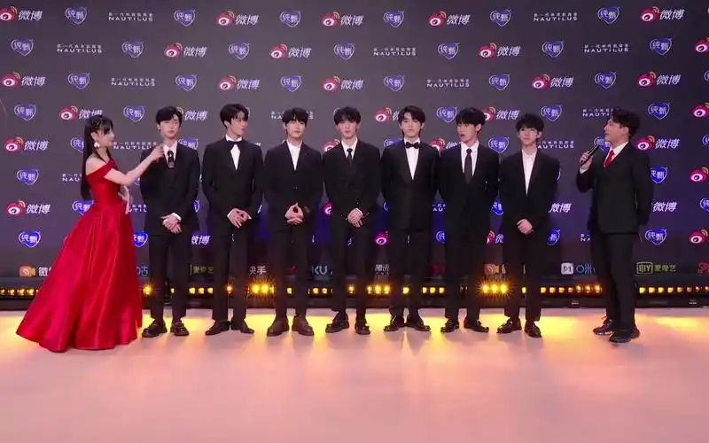 2020微博之夜红毯时代少年团全员黑色西装亮相又正又帅蓝光1080p