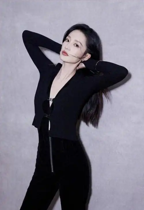 李沁黑长直造型秀丽十足