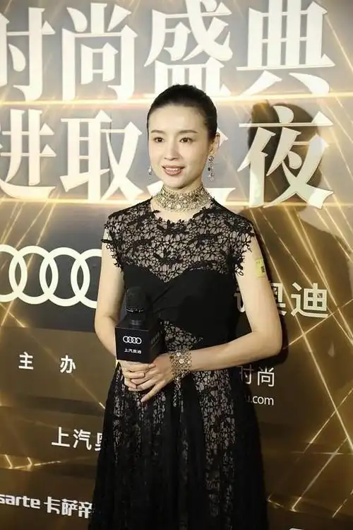 被董洁的黑色镂空礼服美到了,好有女人味,成熟女性就应该这么穿|纯色