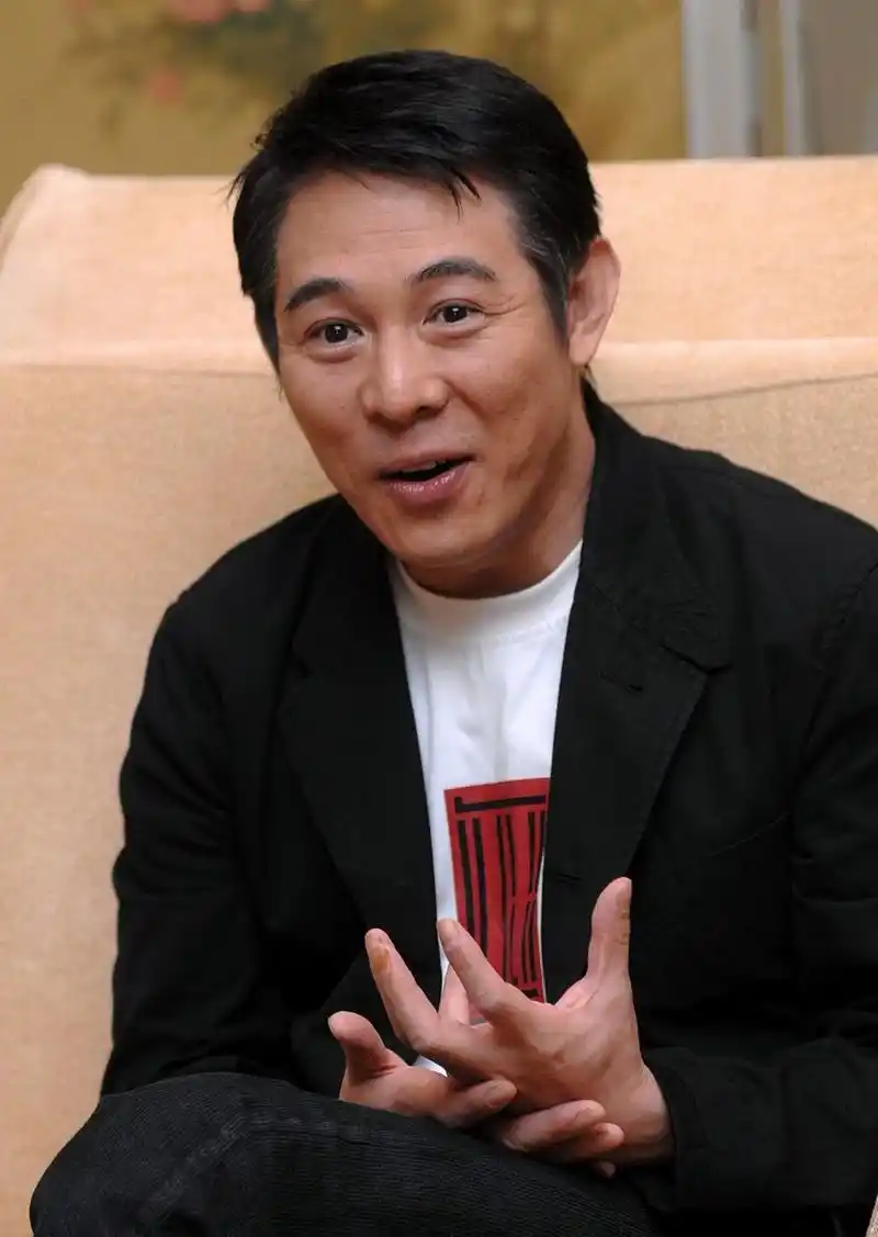 有一次,李连杰遇到在《少林寺》中帮他配音的童自荣,结果他连招呼都不