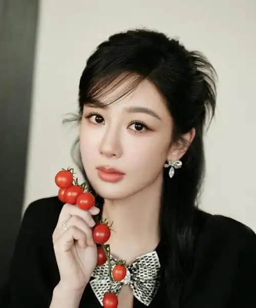 杨紫最新活动美照曝光穿镂空黑裙大秀好身材甜辣造型美翻了