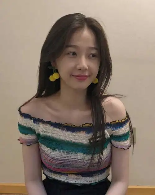 虞书欣同款上衣短t恤虞书欣同款圆领上衣女短袖露肩短款辣妹一字肩