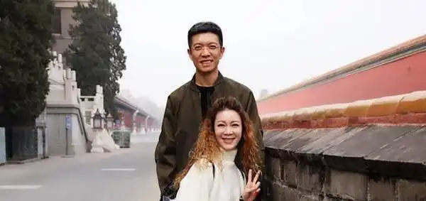 朱广权一本正经说段子央视主持界万词王他的婚姻状况是个谜