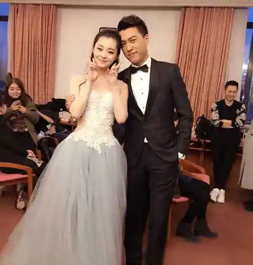 宋轶为出名也是拼了!录节目只穿"肚兜",靳东紧张手抱腰太用力