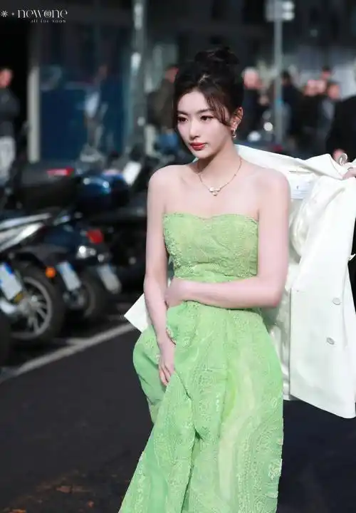 孔雪儿穿绿色抹胸镂空纱裙好惊艳,肤白貌美国色天香惹人爱_青春_头发