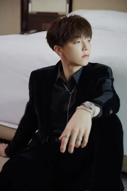 陈立农酷黑造型帅气写真图片1118