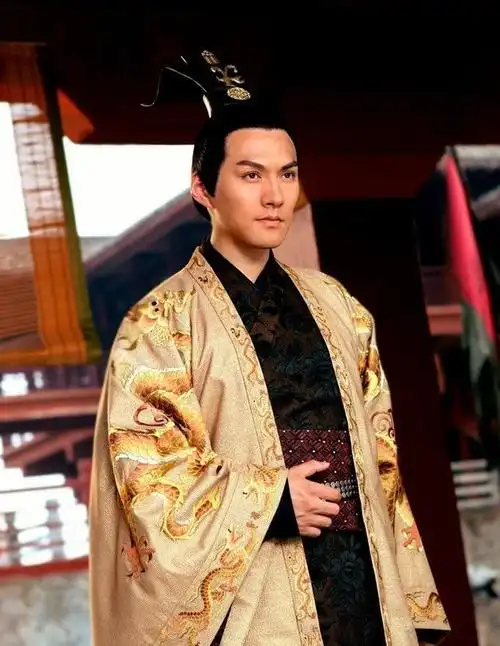 让人又爱又恨「腹黑男主」7:严屹宽饰演《倾世皇妃》孟祈佑