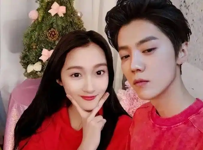 鹿晗关晓彤又秀恩爱,关晓彤穿黑衣疯狂挡脸,鹿晗灰色烫发很帅_低调