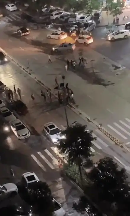 潮汕某酒吧门口深夜聚众斗殴,场面堪比古惑仔!|打架_网易订阅