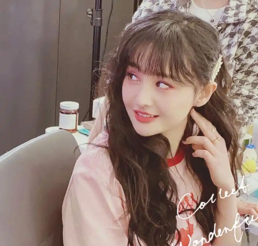 郑爽换新发型了,"空气刘海 羊毛卷",减龄又时髦,美成小仙女