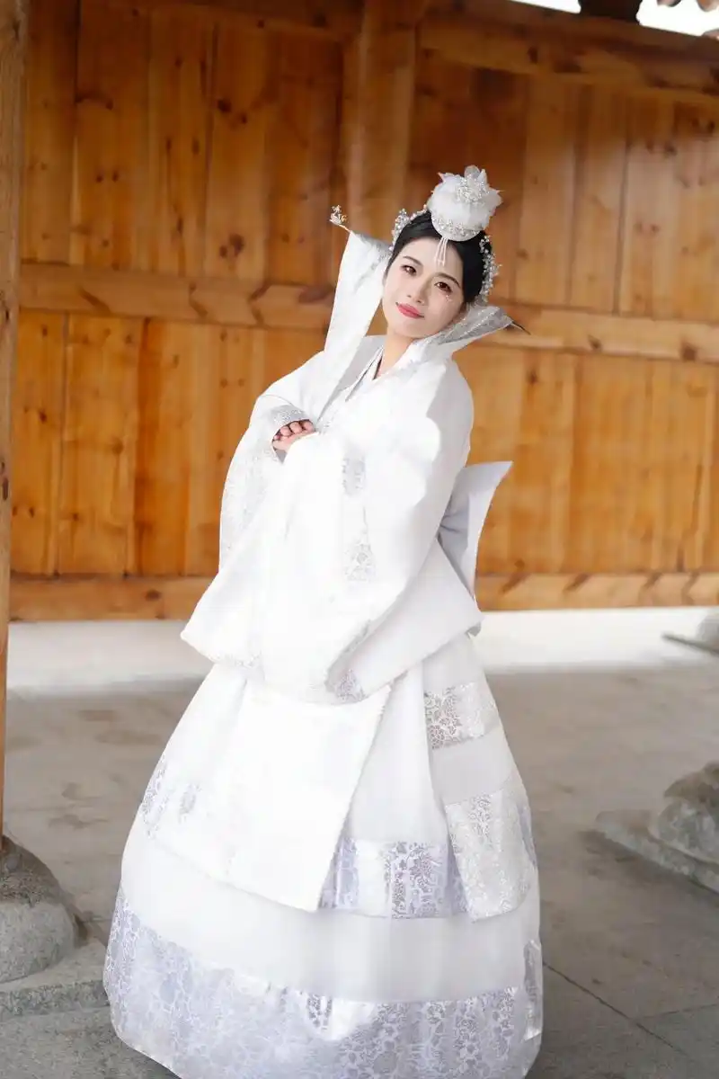 22:09 全部评论 大家都在搜: 好久不见女装海尚店 #朝鲜族服装