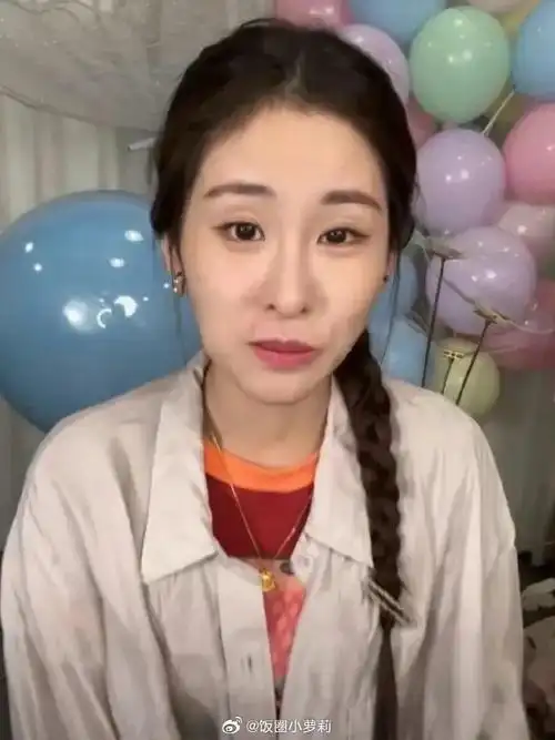 张碧晨一点偶像包袱都没有啊,竟然敢素颜开直播,衣服也是松松垮垮的